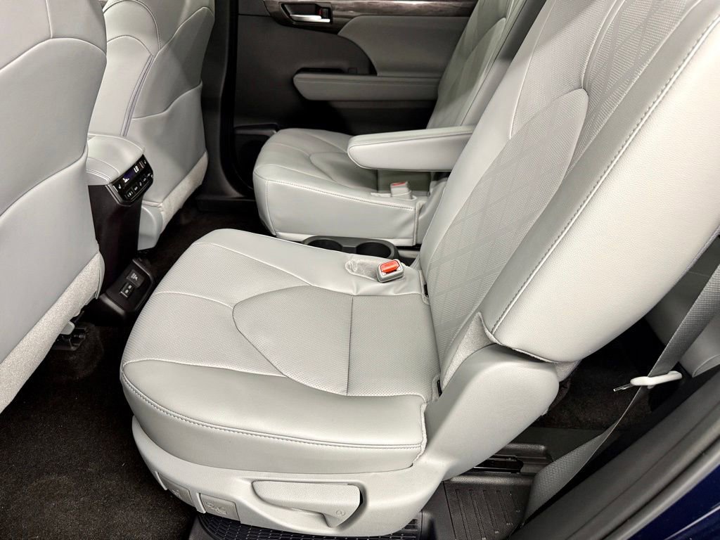 Used 2026 Toyota Highlander Platinum image 37