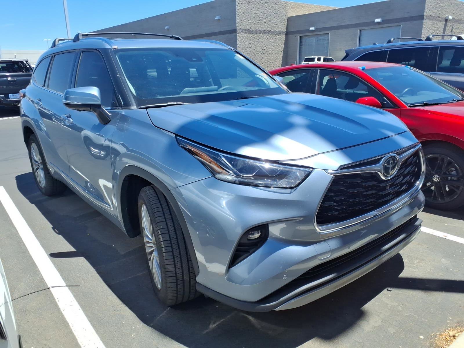 Used 2023 Toyota Highlander Platinum FWD image 2