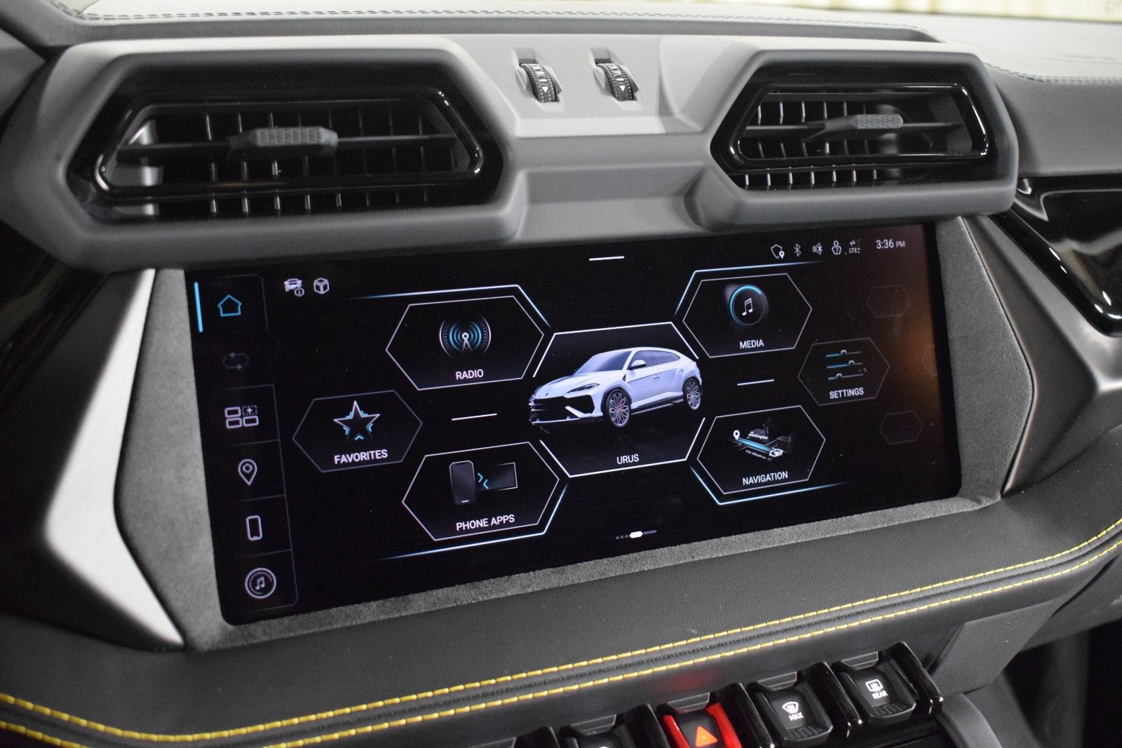 Used 2025 Lamborghini Urus SE image 31