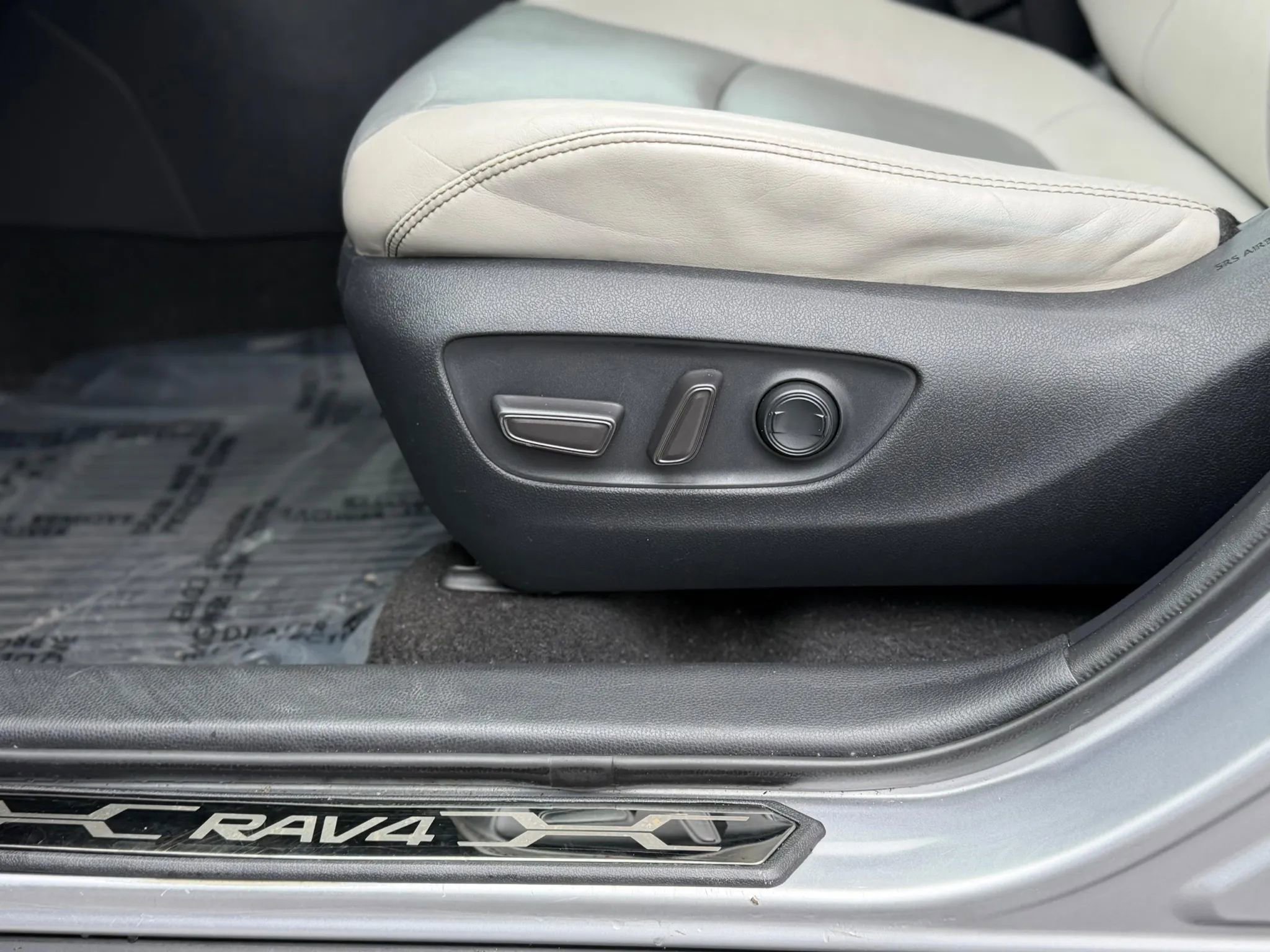 Used 2019 Toyota RAV4 XLE Premium image 24