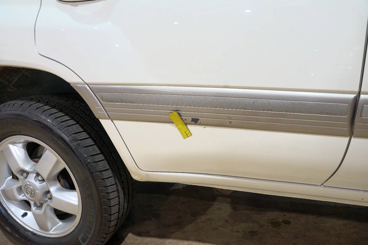 Used 2005 Toyota Land Cruiser AWD/4WD image 36