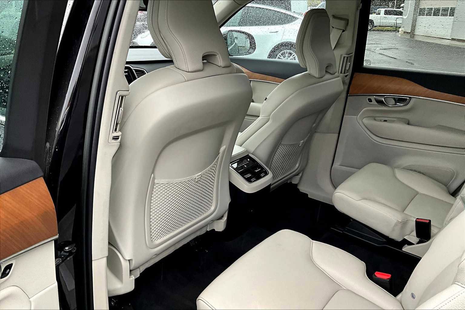 Used 2022 Volvo XC90 T6 Momentum w/ Climate Package image 12