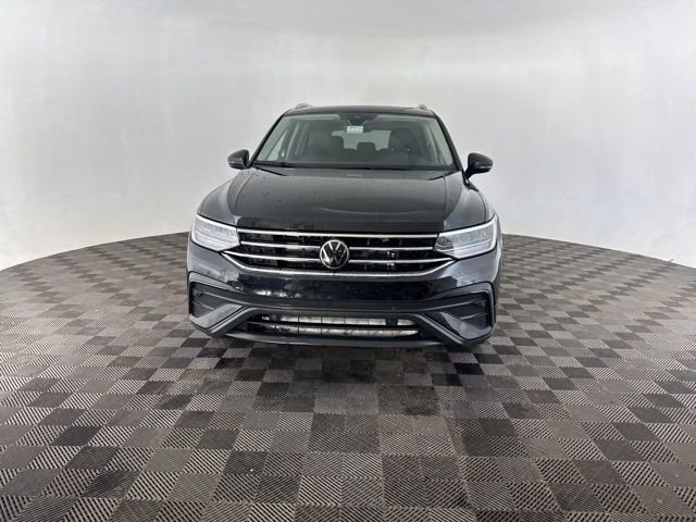 Used 2024 Volkswagen Tiguan SE image 3