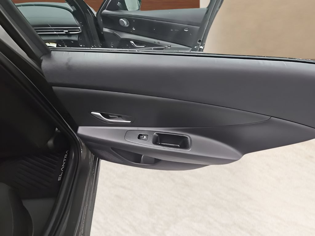 New 2026 Hyundai Elantra SE FWD image 18