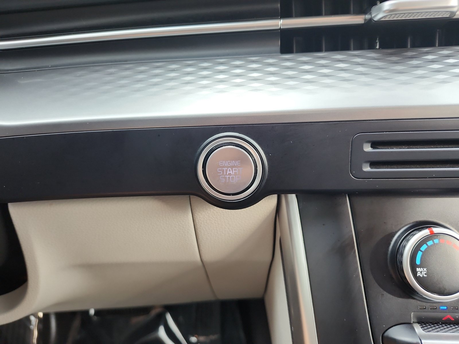 Used 2024 Kia Carnival LX FWD image 19