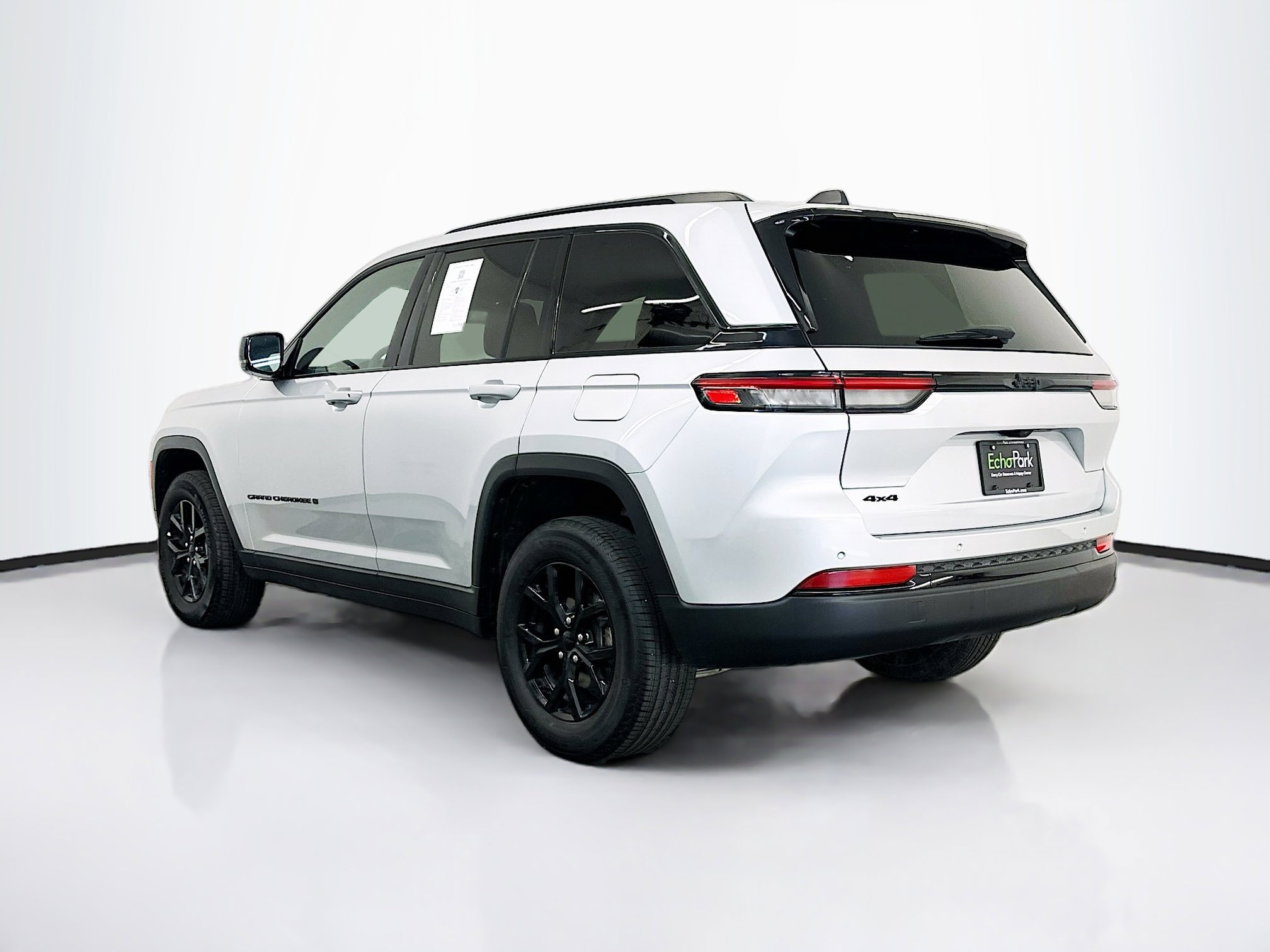 Used 2025 Jeep Grand Cherokee Altitude image 5