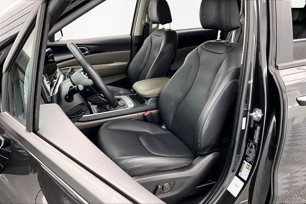 Used 2025 Kia Carnival image 25