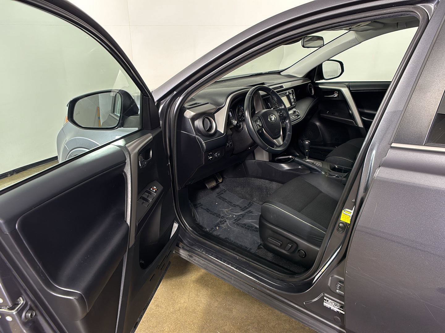 Used 2018 Toyota RAV4 XLE AWD/4WD image 2