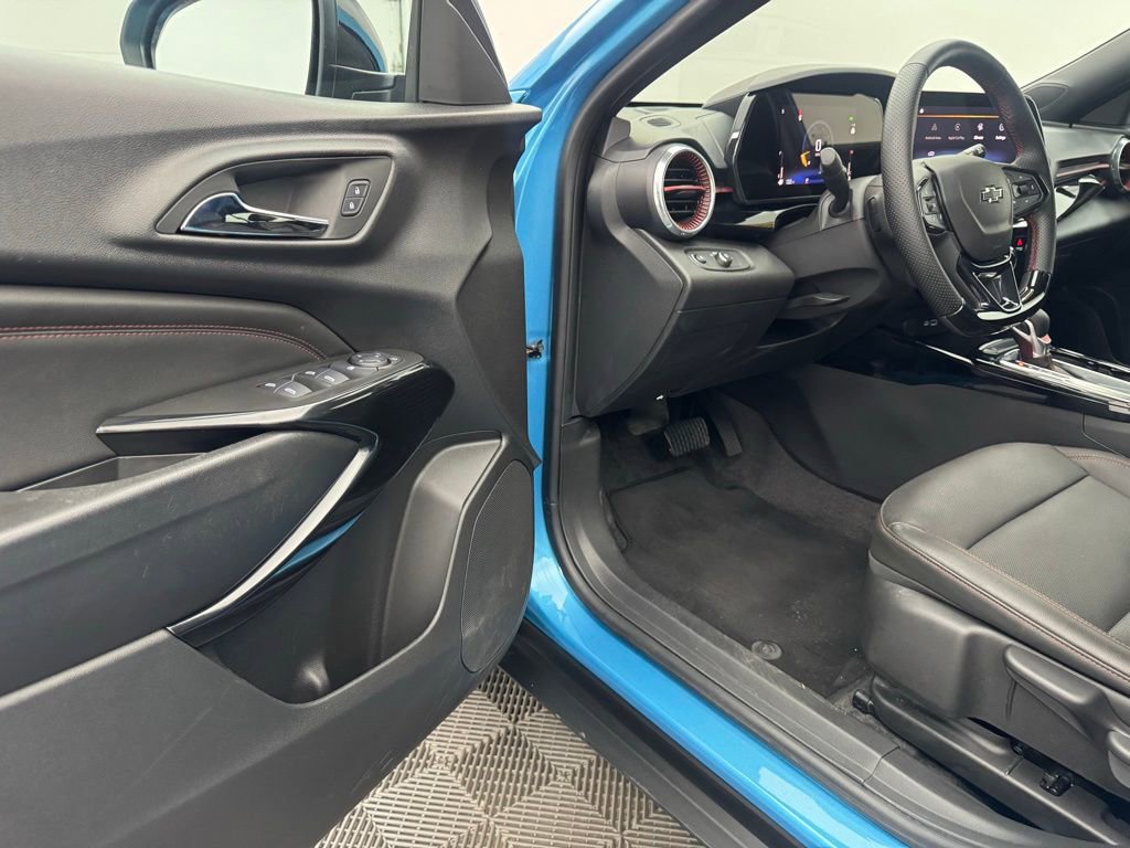 Used 2025 Chevrolet Trax RS FWD image 14