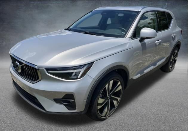 Used 2023 Volvo XC40 B5 Plus w/ Driver Assist Package AWD/4WD image 4