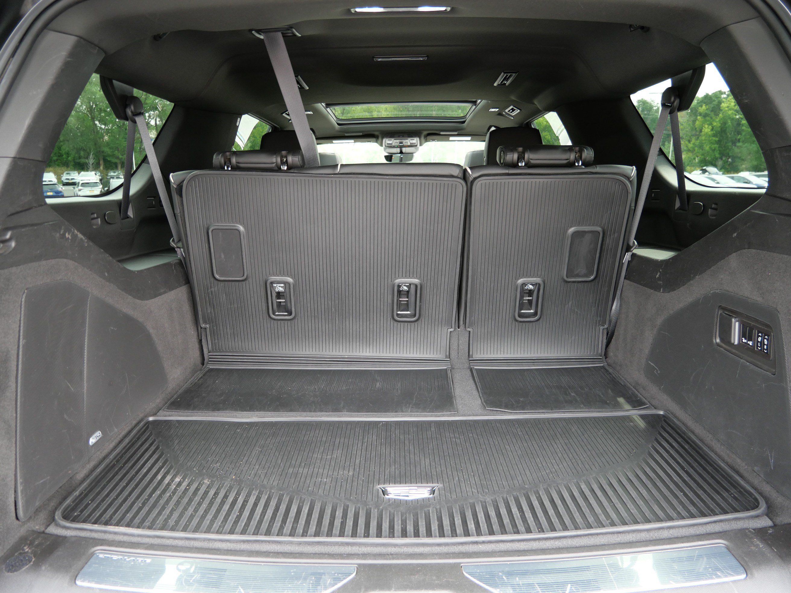 Certified 2023 Cadillac Escalade ESV Premium Luxury w/ Performance Package AWD/4WD image 17