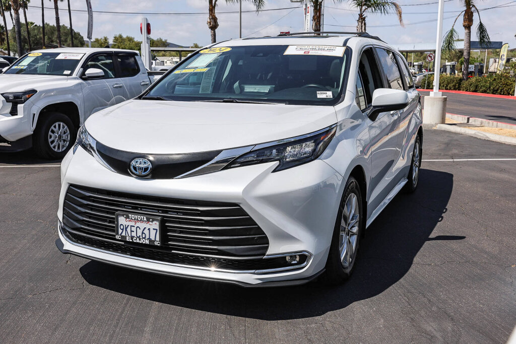 Used 2024 Toyota Sienna XLE w/ XLE Plus Package AWD/4WD image 24