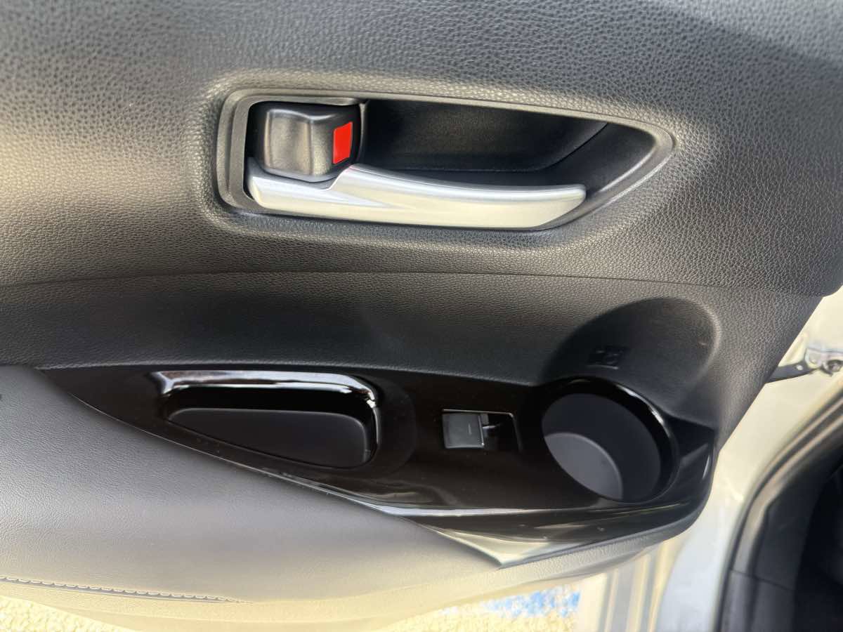 Used 2020 Toyota Corolla SE w/ Carpet Mat Package image 12