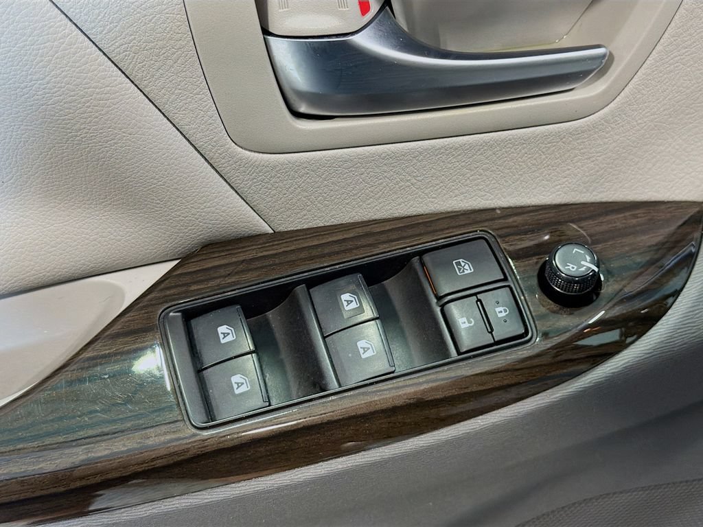 Used 2020 Toyota Sienna XLE w/ XLE Navigation Package AWD/4WD image 20