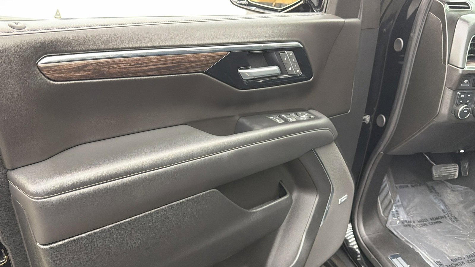 Used 2025 Chevrolet Tahoe Z71 w/ Comfort Package image 23