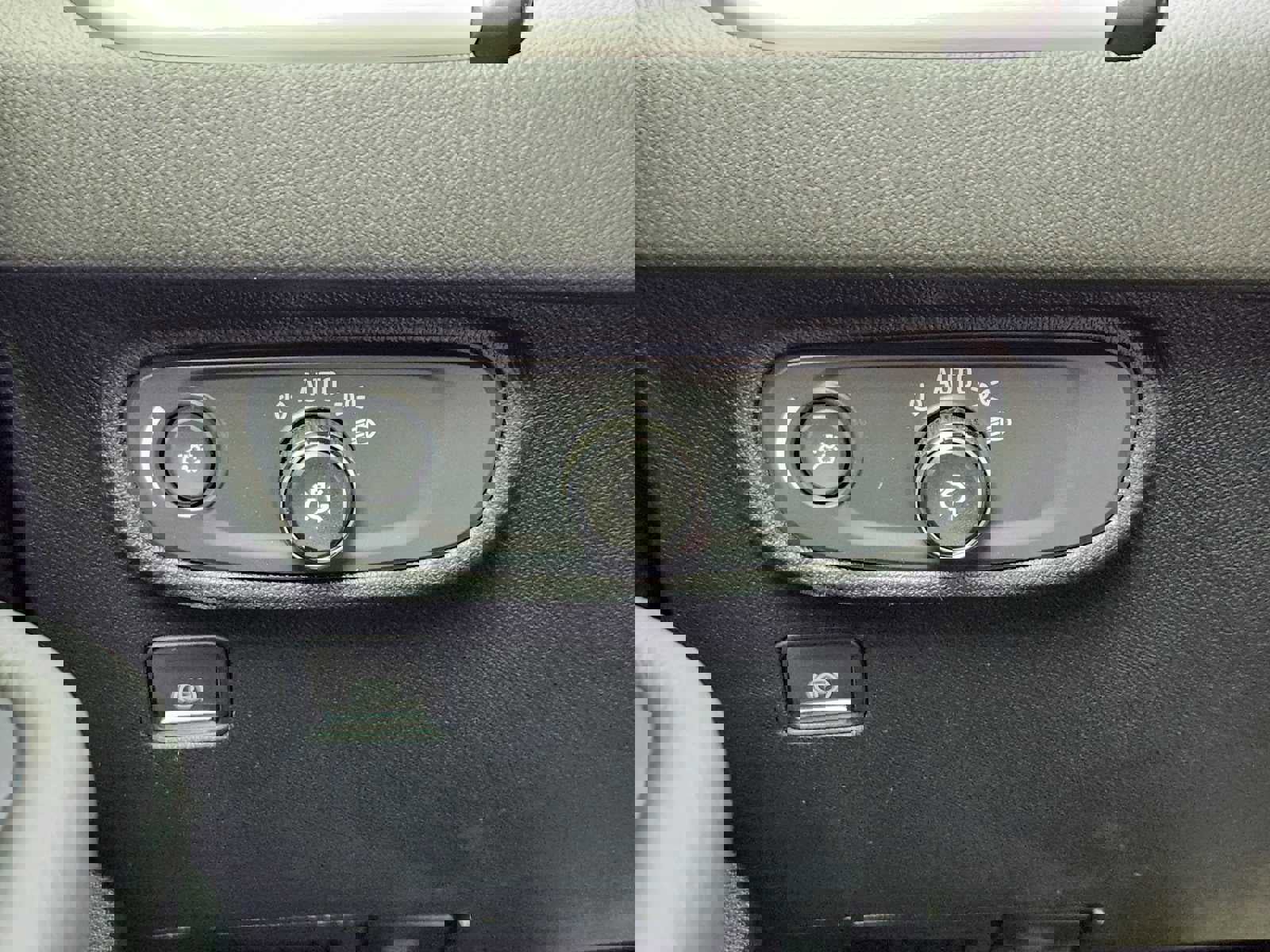 Used 2024 GMC Terrain SLE w/ Driver Convenience Package image 25