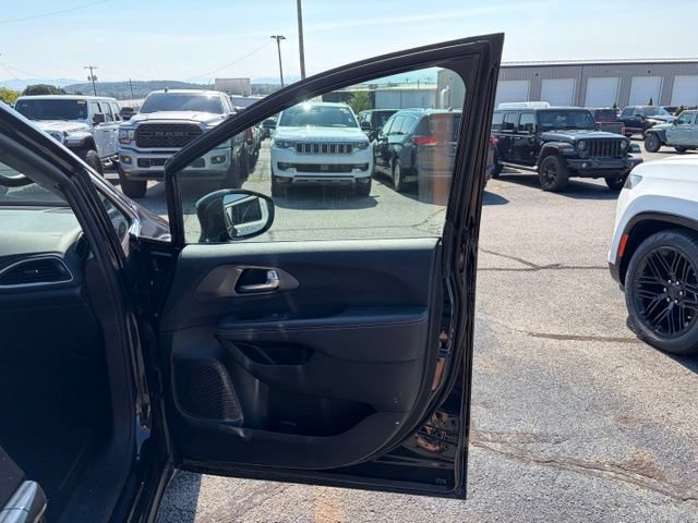 Used 2025 Chrysler Pacifica Select FWD image 17