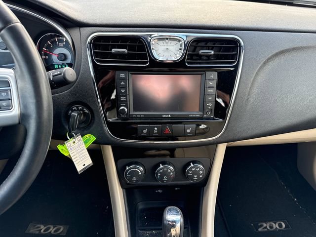 Used 2013 Chrysler 200 Limited image 19