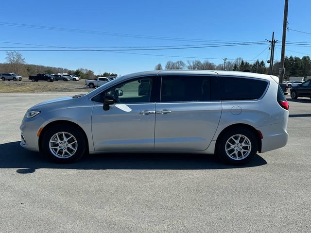 Used 2024 Chrysler Pacifica Touring-L FWD image 2