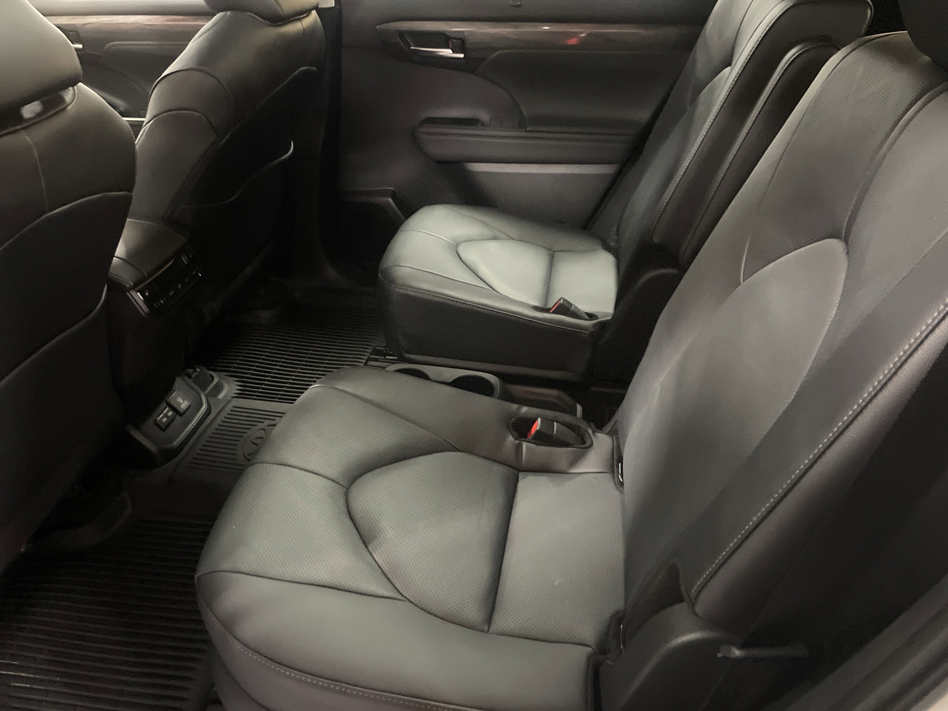 Certified 2025 Toyota Highlander Platinum image 32