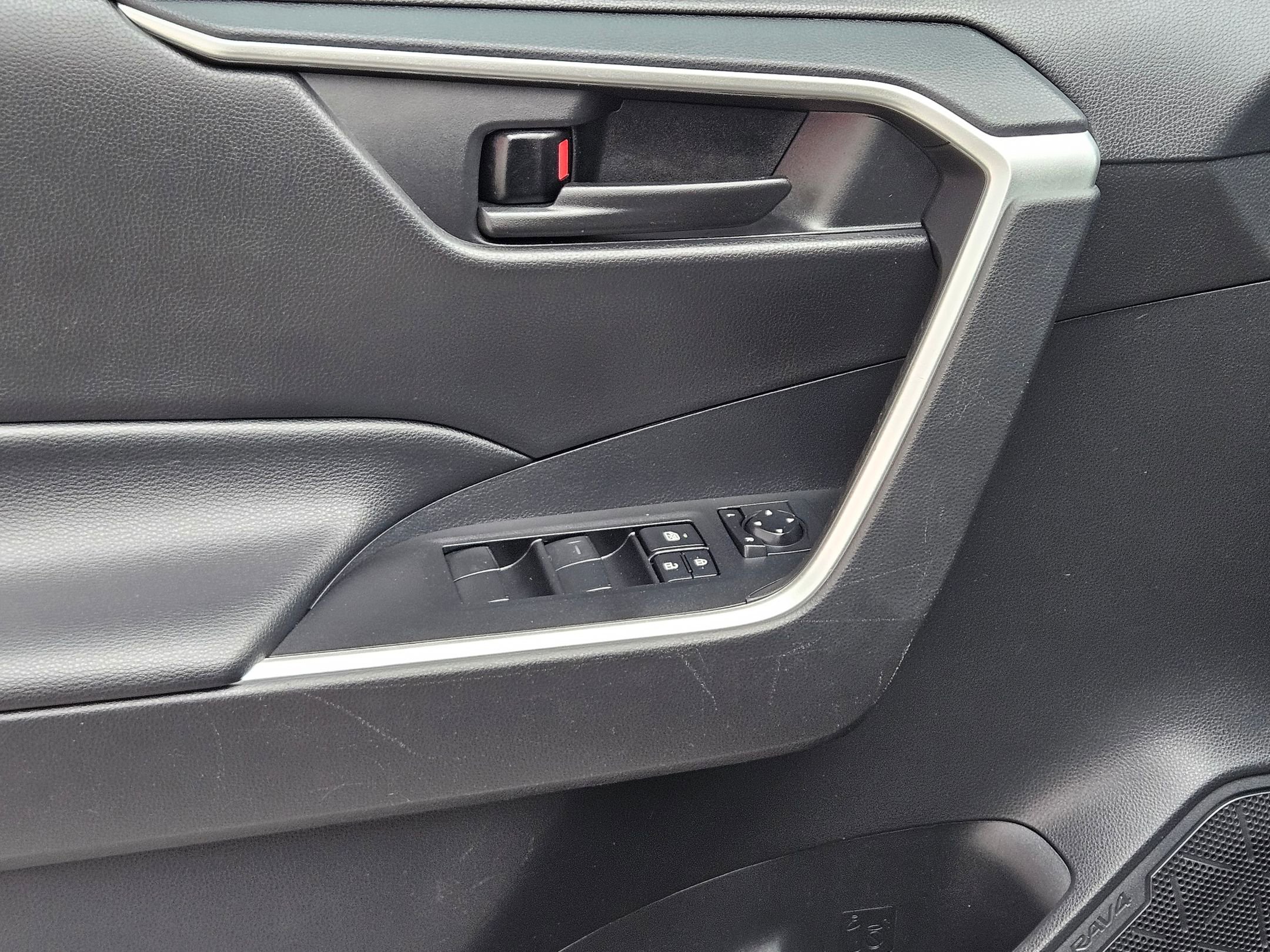 Used 2021 Toyota RAV4 LE image 18