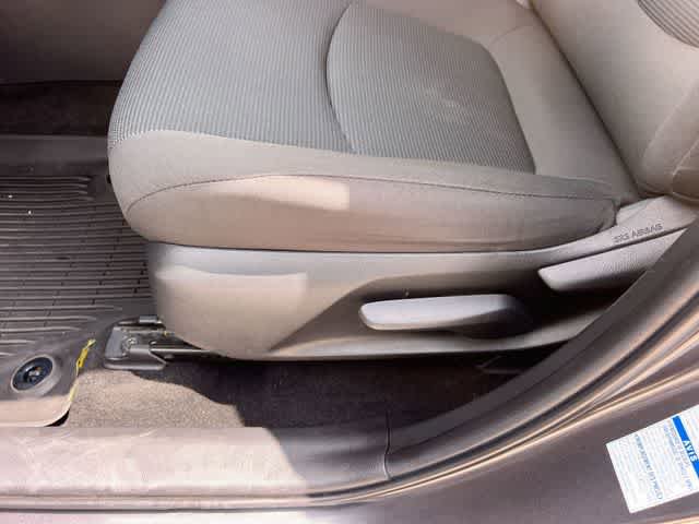 Used 2021 Toyota RAV4 LE AWD/4WD image 31