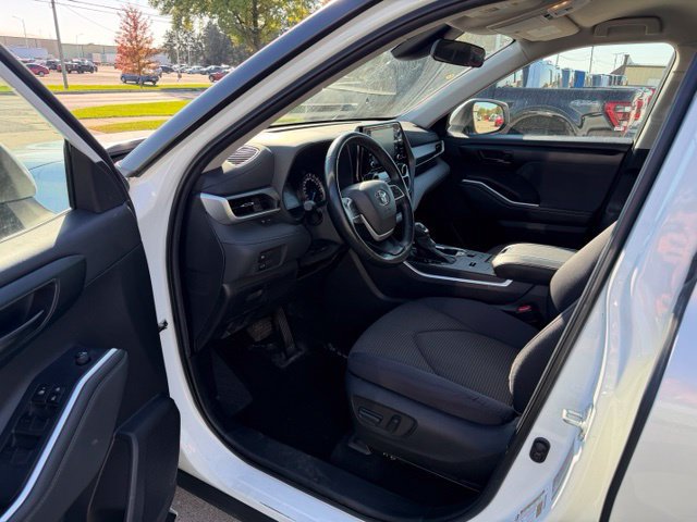 Used 2022 Toyota Highlander LE AWD/4WD image 12
