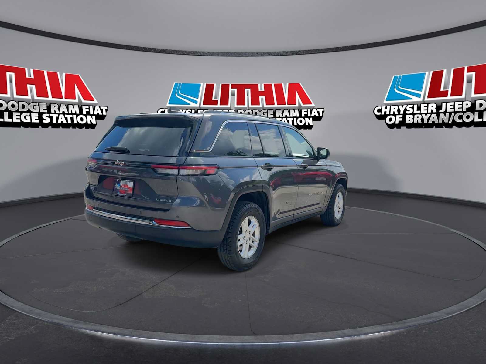 Used 2024 Jeep Grand Cherokee Laredo AWD/4WD image 7