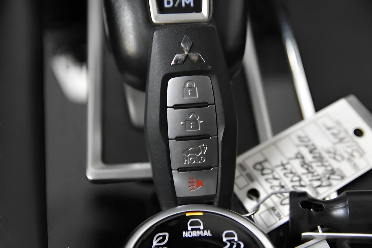 Used 2024 Mitsubishi Outlander SE image 33