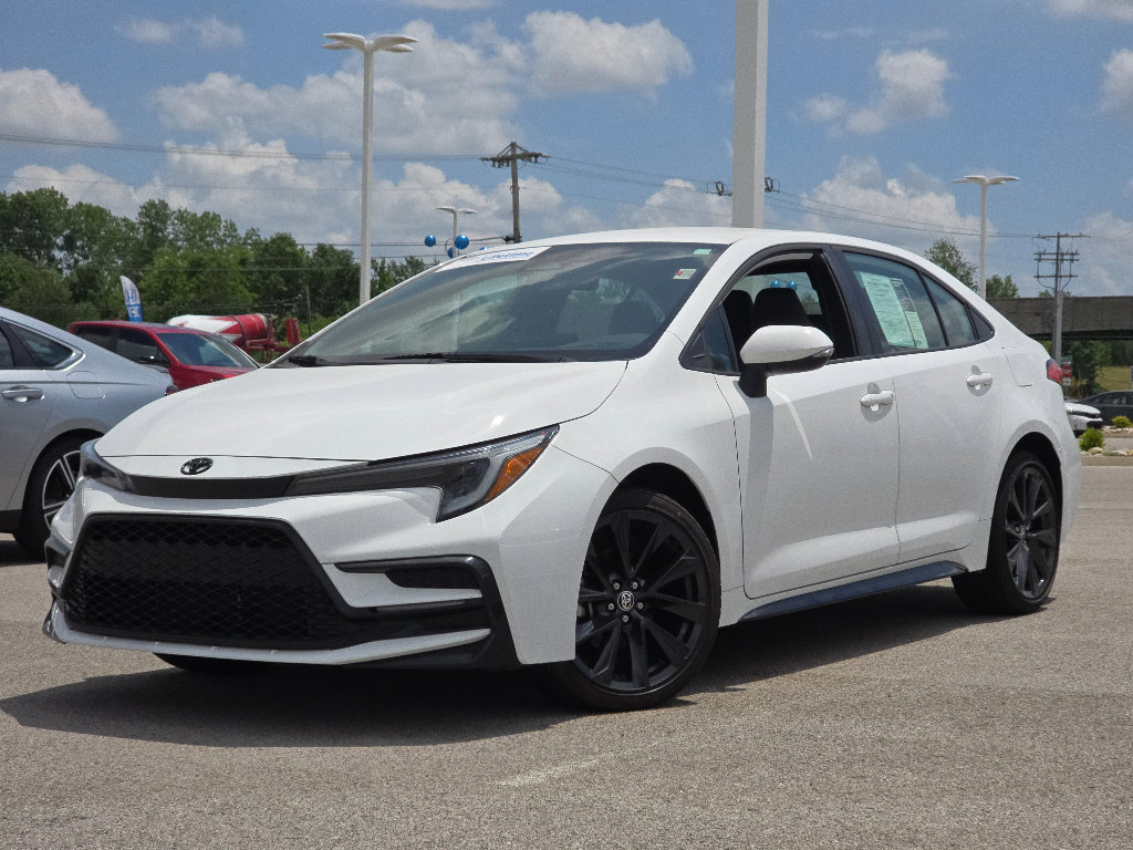 Used 2023 Toyota Corolla SE w/ Carpet Mat Package (TMS) FWD image 2