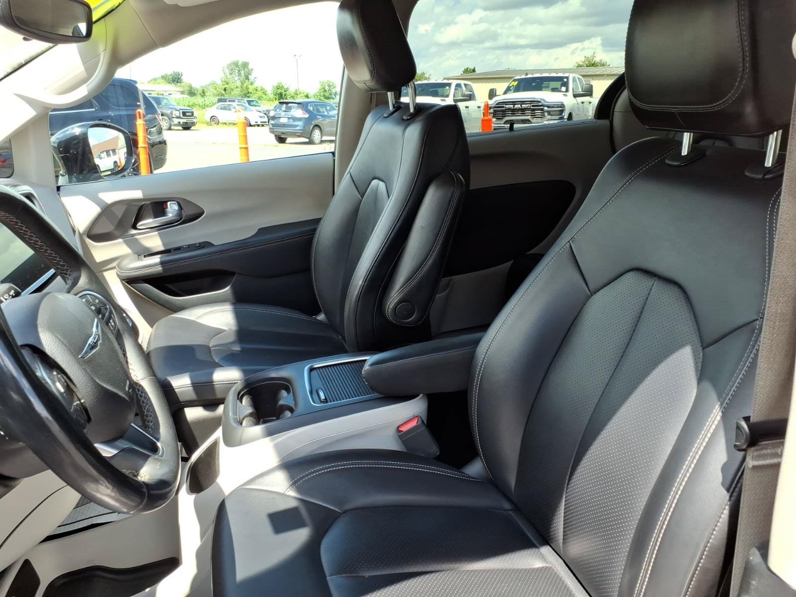 Used 2024 Chrysler Pacifica Touring-L FWD image 14