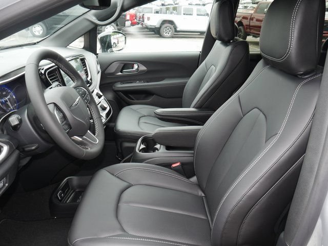 New 2026 Chrysler Pacifica Select AWD/4WD image 2