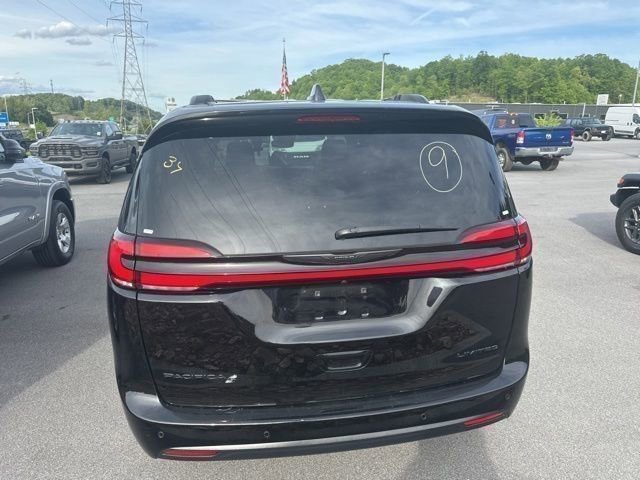 Used 2025 Chrysler Pacifica Limited FWD image 25