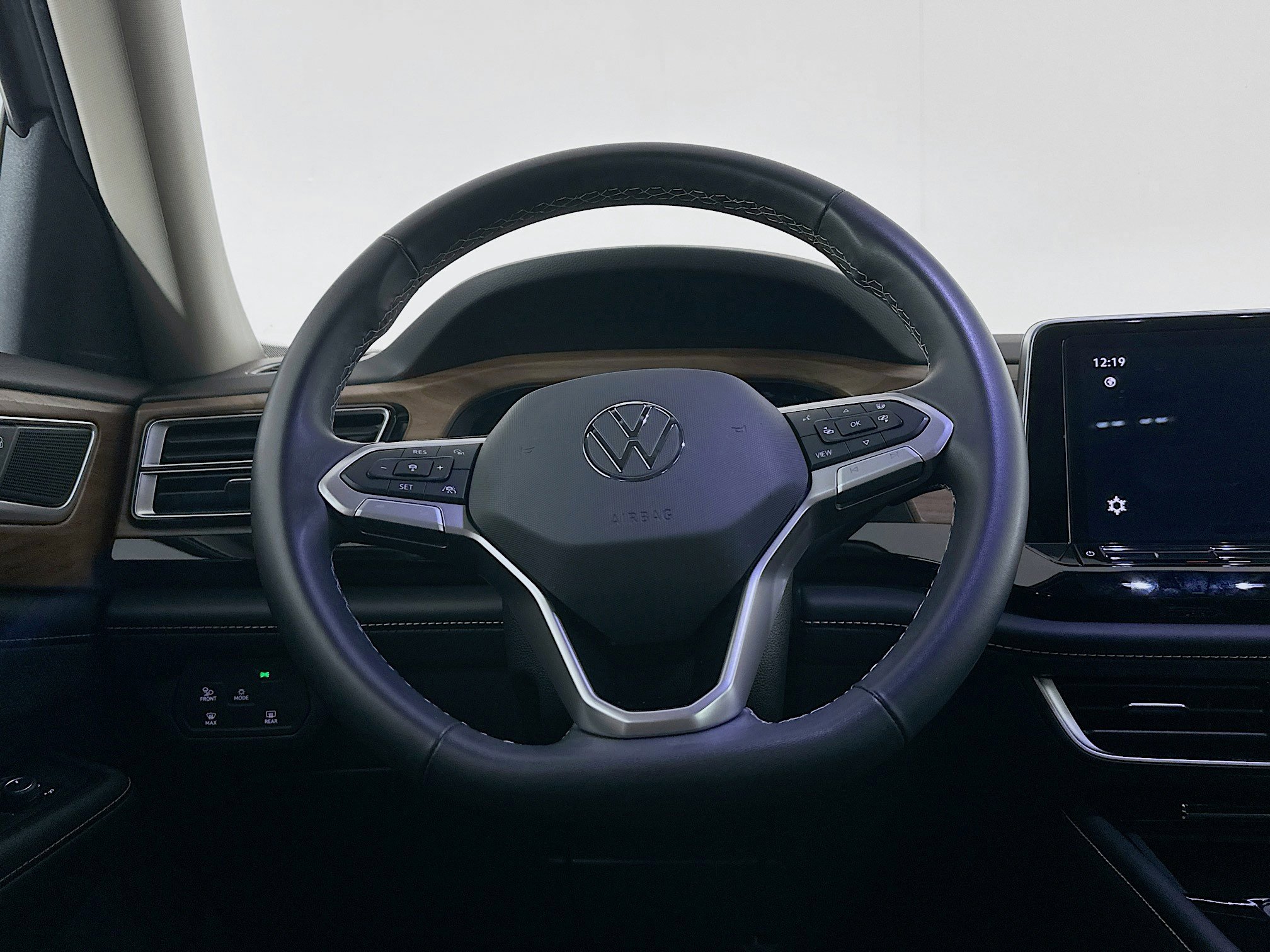 Used 2024 Volkswagen Atlas SE image 18