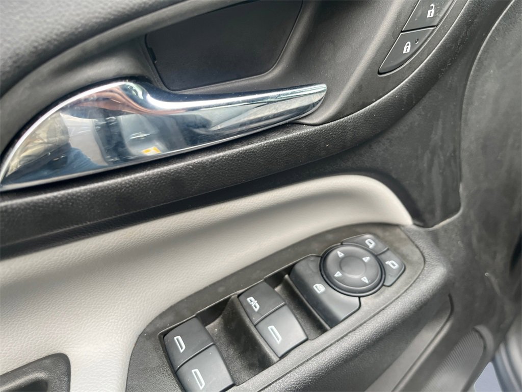 Used 2023 Chevrolet Equinox LT w/ Driver Convenience Package image 9