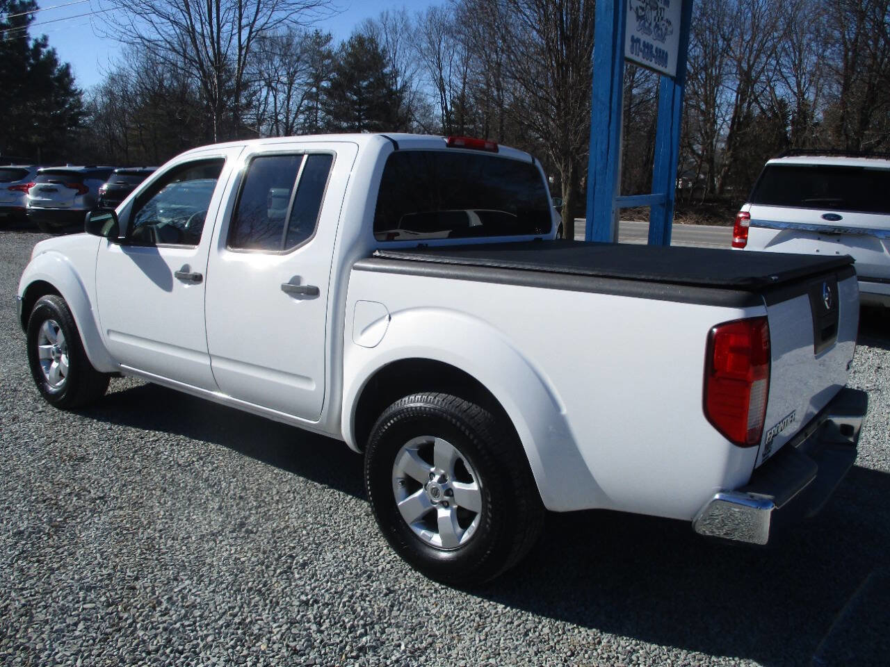 Used 2010 Nissan Frontier SE image 3