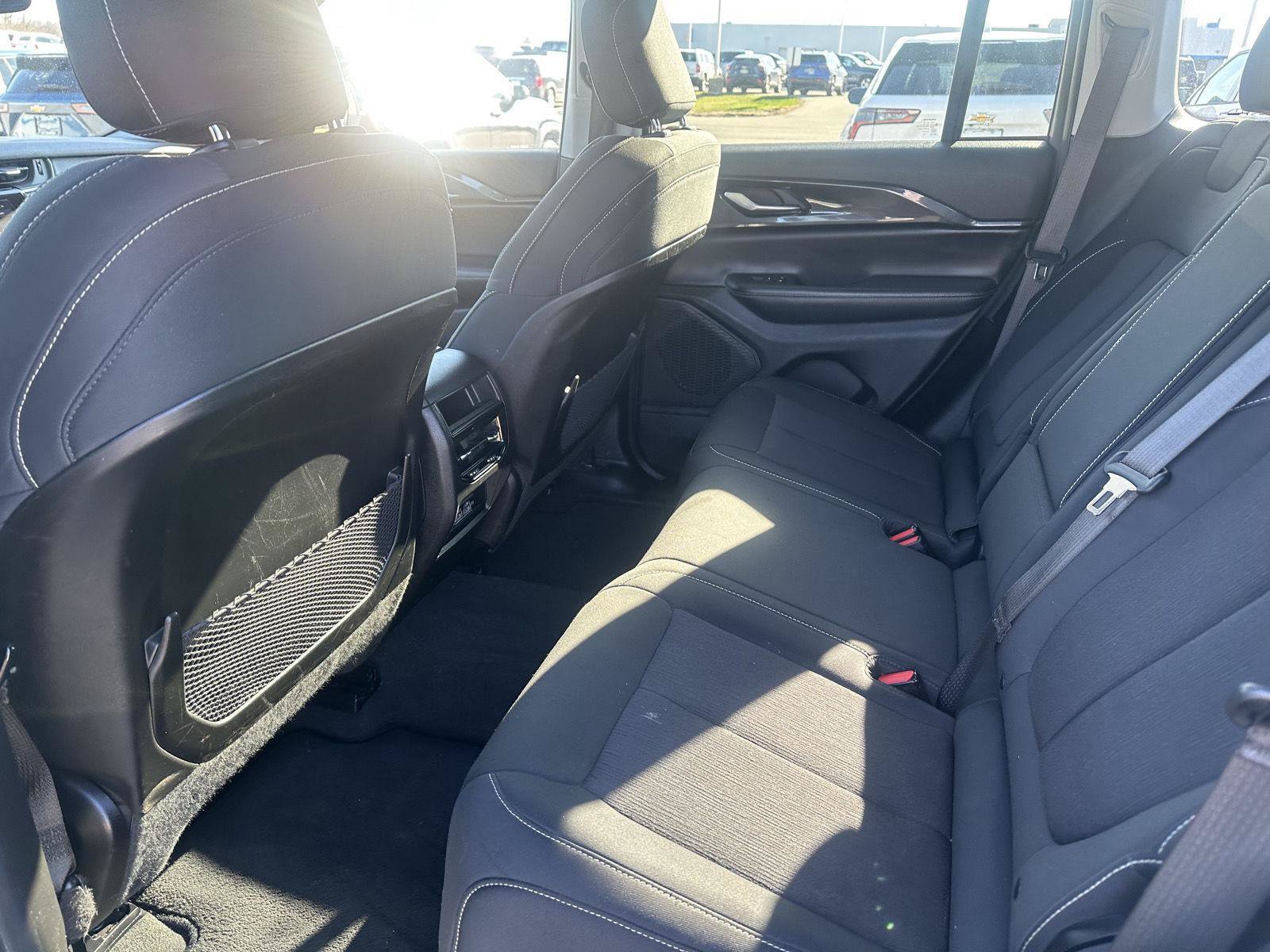 Used 2023 Jeep Grand Cherokee Laredo AWD/4WD image 14