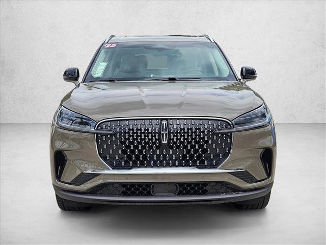 Used 2025 Lincoln Aviator Reserve AWD/4WD image 2