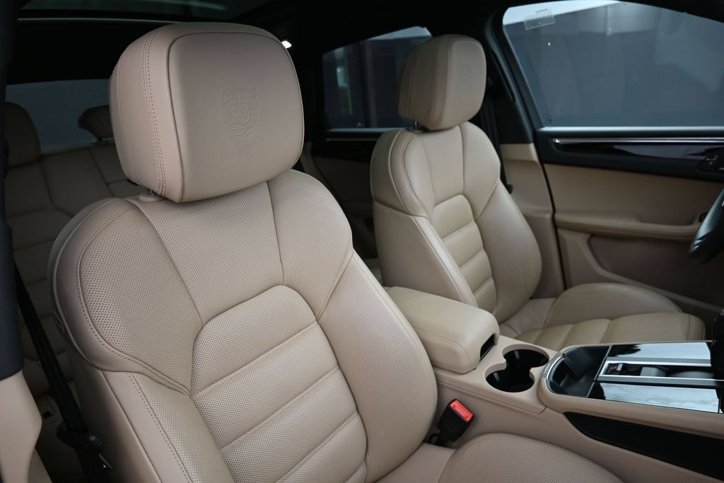 Certified 2025 Porsche Macan AWD/4WD image 29