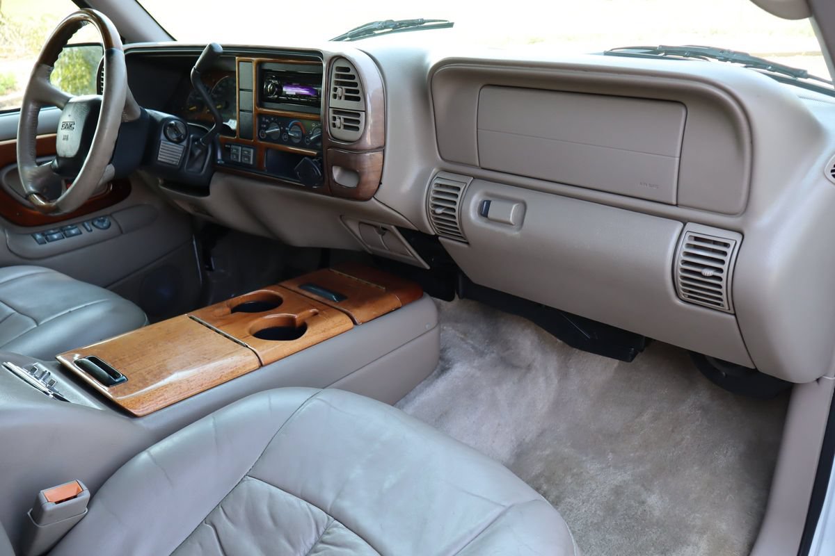 Used 1999 GMC Suburban 4WD w/ Convenience Group image 16