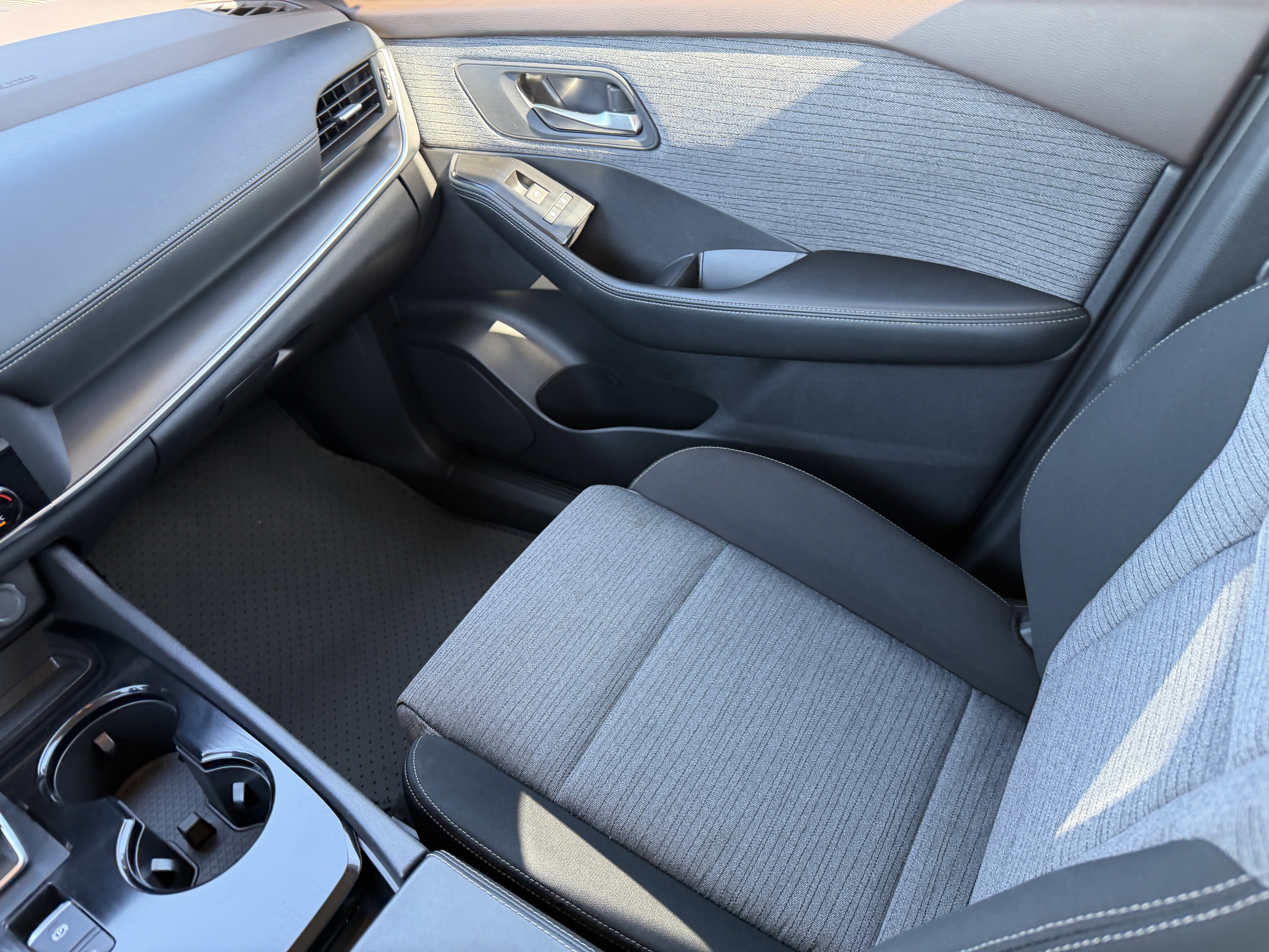 Used 2023 Nissan Rogue SV image 17