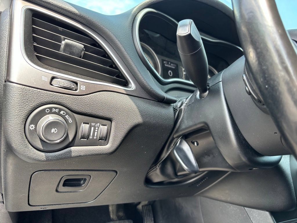 Used 2019 Jeep Cherokee Latitude Plus w/ Cold Weather Group AWD/4WD image 39