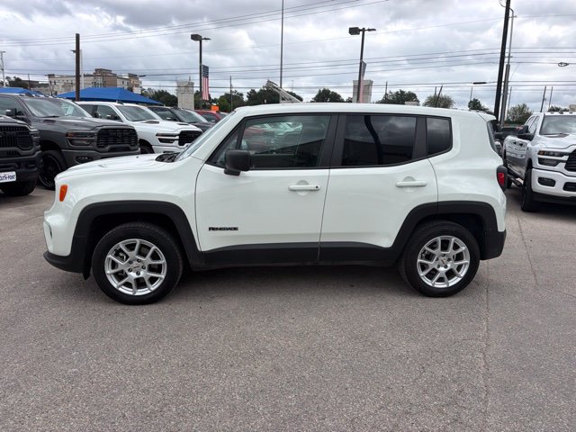 Used 2023 Jeep Renegade Latitude AWD/4WD image 3