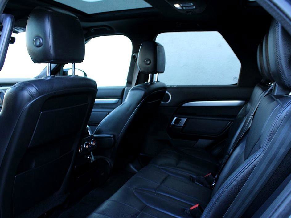 Used 2020 Land Rover Discovery Landmark image 14