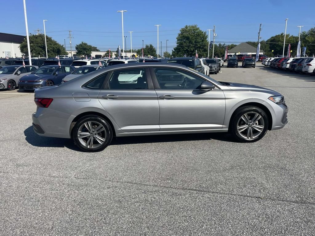 Used 2024 Volkswagen Jetta SE FWD image 8