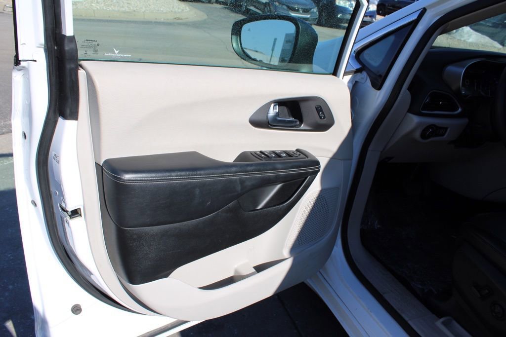 Used 2023 Chrysler Pacifica Touring-L image 18