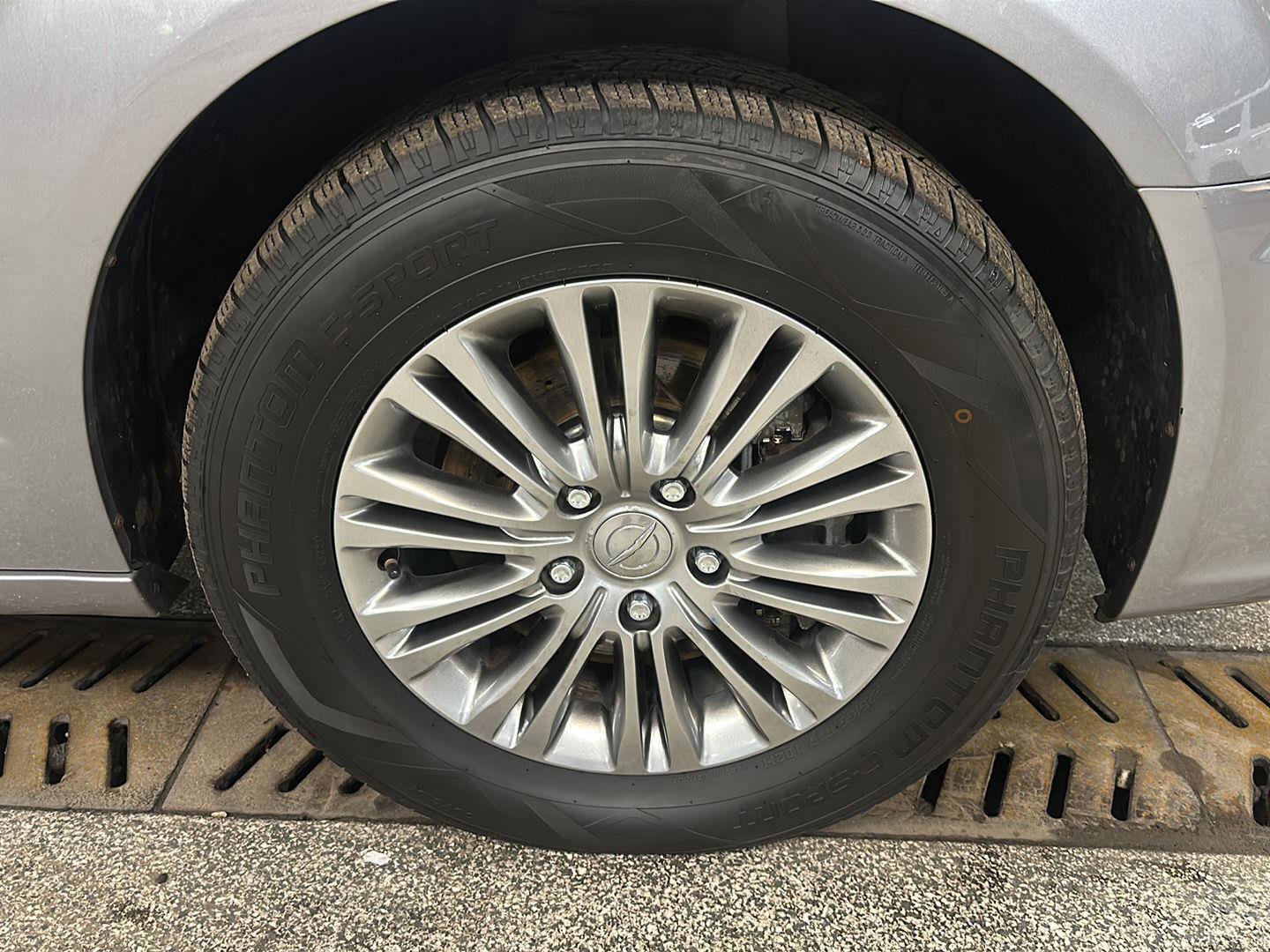 Used 2014 Chrysler Town & Country Touring-L w/ Driver Convenience Group image 12