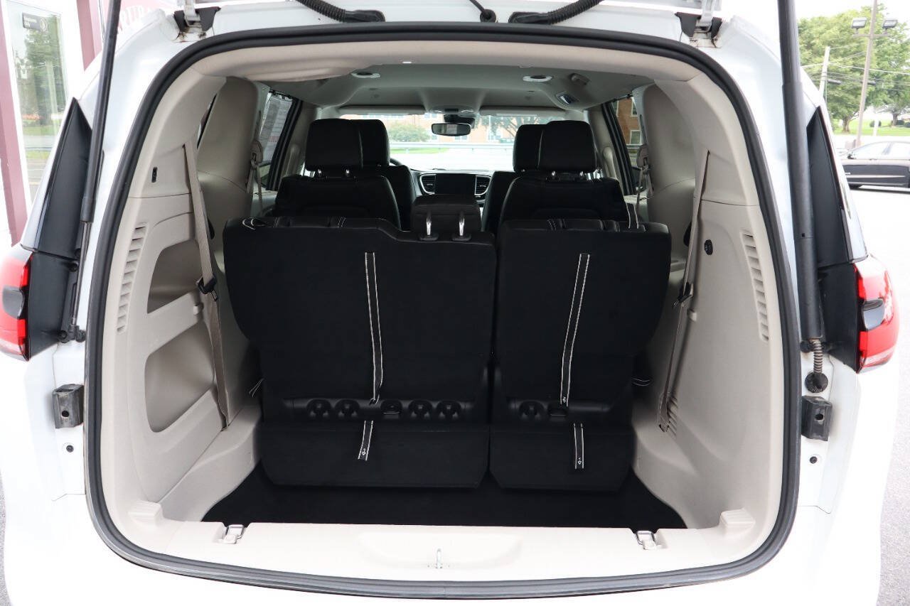 Used 2024 Chrysler Pacifica Touring-L FWD image 4