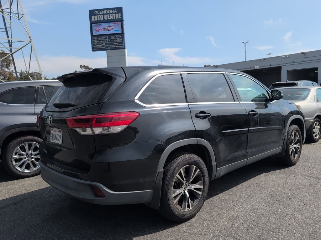 Used 2019 Toyota Highlander LE image 3