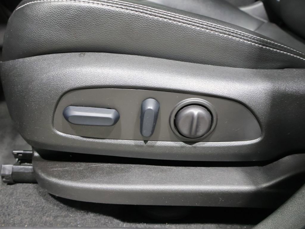 Used 2024 GMC Terrain SLT AWD/4WD image 12